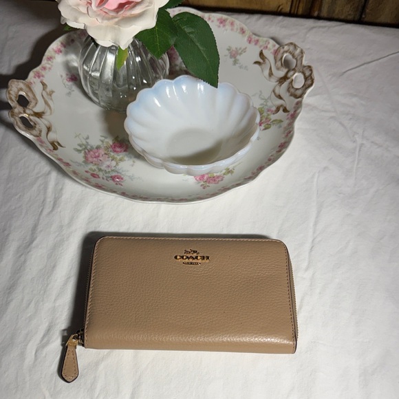 Coach Medium ID Zip Wallet - Picture 2 of 6